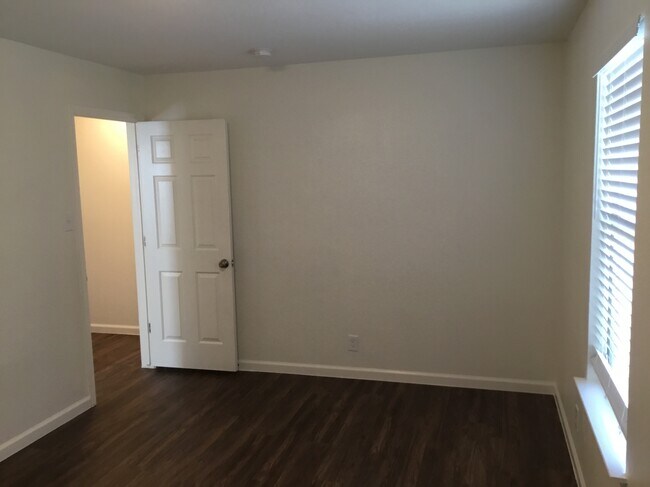 Building Photo - 112 Retama