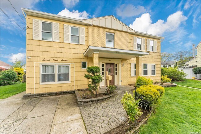 Primary Photo - 747 Iris Pl