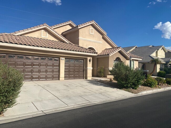 Building Photo - Spacious 4 bedroom