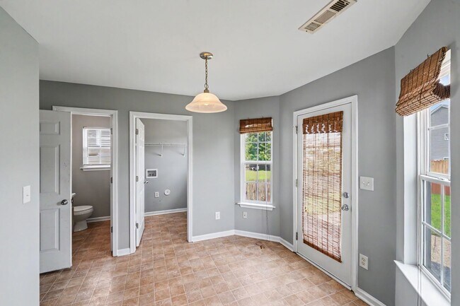 Building Photo - Spacious 4BR Home with Fenced Yard in University City!