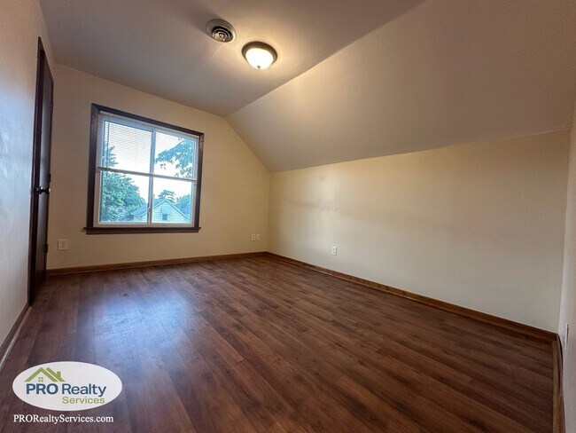 Building Photo - 3 Bedroom Home in St. Paul