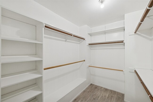 Building Photo - 8610 Lake Crystal Dr