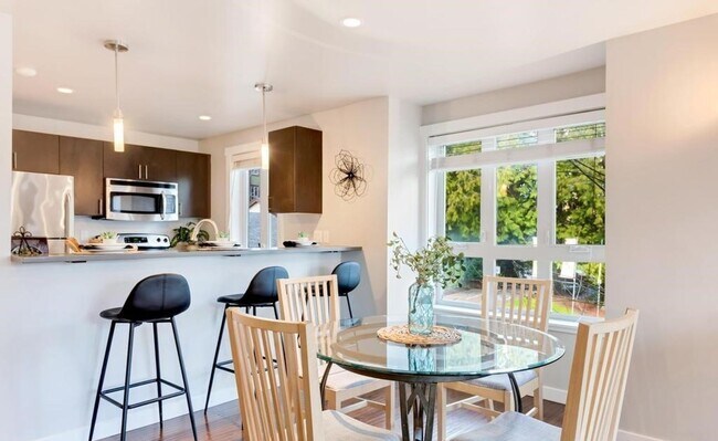 Building Photo - Luxurious, Bright and Meticulously Maintained 2 Bed and 2 Bath Condo