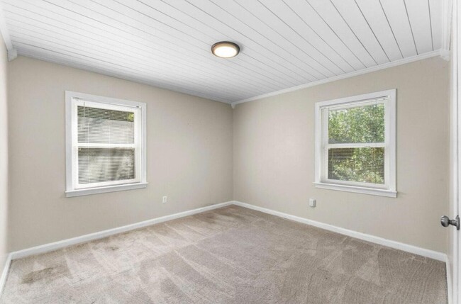 Building Photo - 9119 Amherst Dr