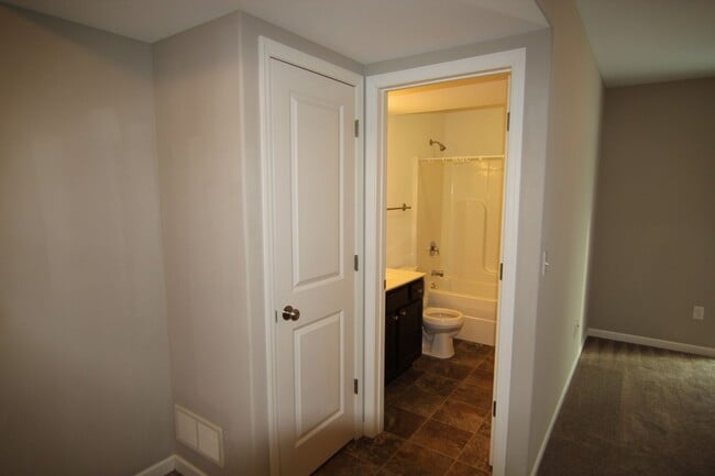 Building Photo - 4 bed/3 bath Split-foyer. Great Location!