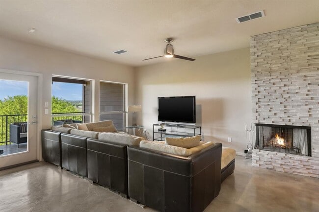 Building Photo - 970 Parkview Dr