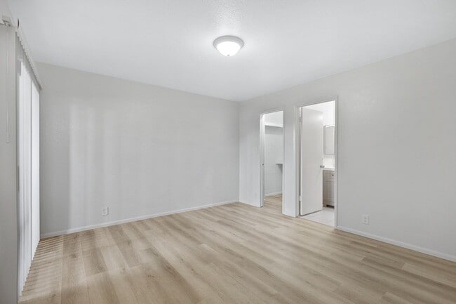 Building Photo - Private 2/2  Unit • Quiet Community • Prime North Phoenix Location