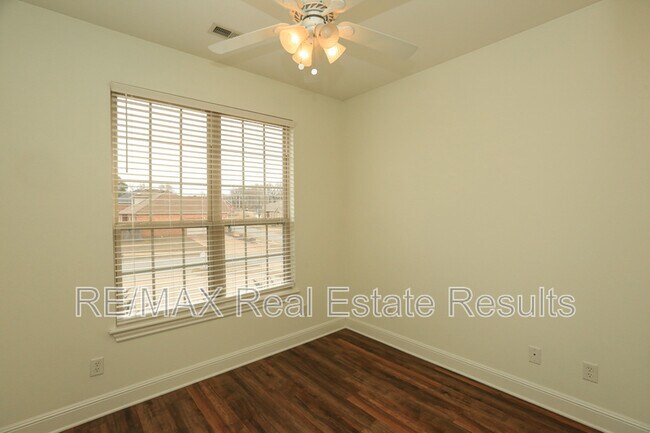 Building Photo - 303 NW Palomino St