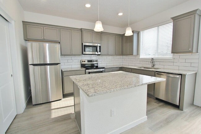 Building Photo - Modern townhouse in a Cozy Community. 50% ...