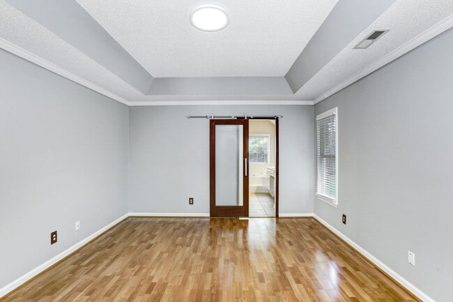 Building Photo - 3/2 With Sun-Room and Large Backyard!