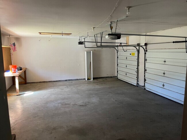 Building Photo - Newly Painted 3 Bedroom, 2 Bathroom Home