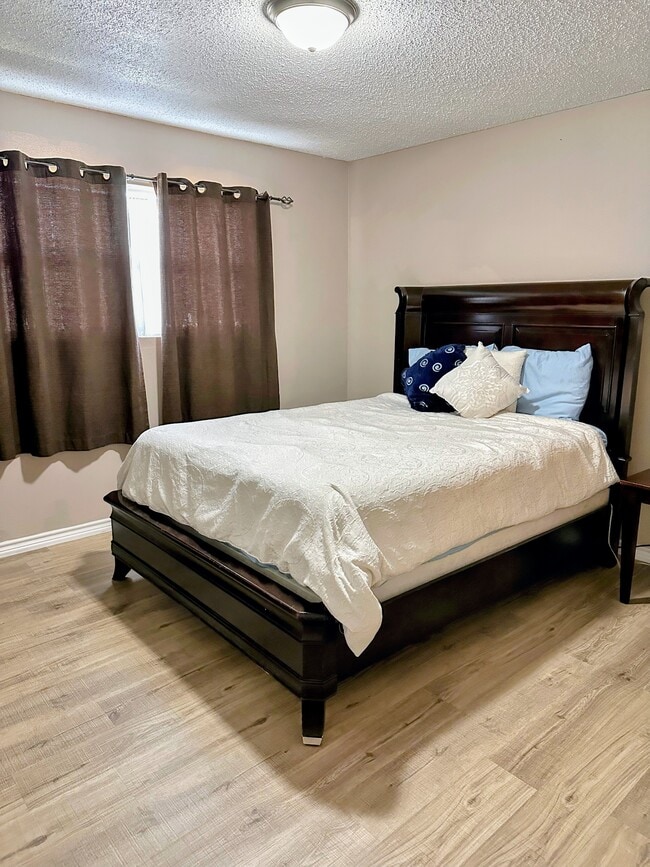 Building Photo - 1424 N Country Club Cir