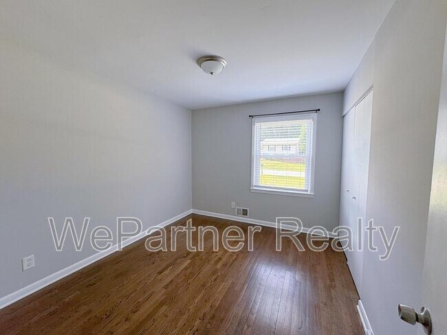 Building Photo - 3469 Navaho Trail SE
