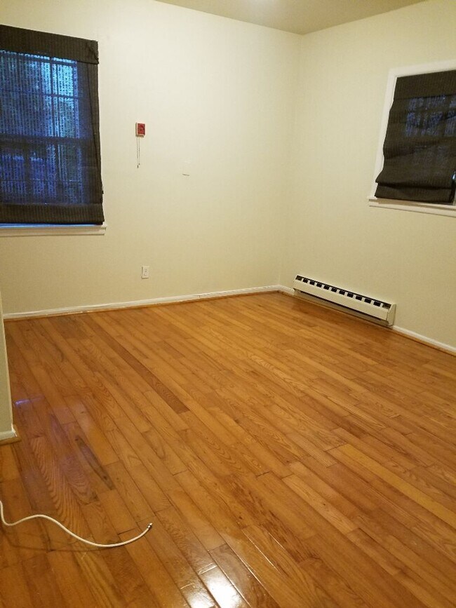 Building Photo - Spacious 1 BR w/ Private Entrance & Renova...