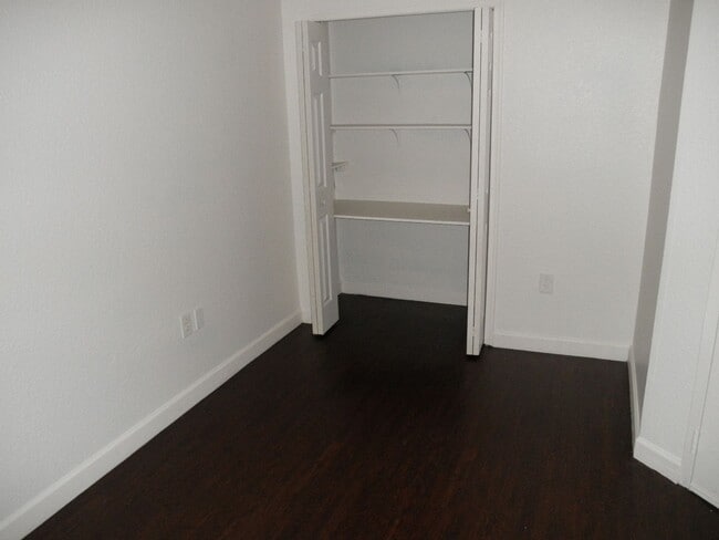 Building Photo - Shoma Townhomes