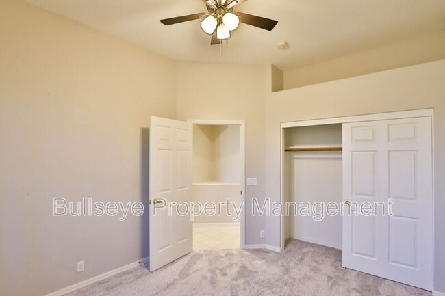 Building Photo - 1550 N Robin Ln