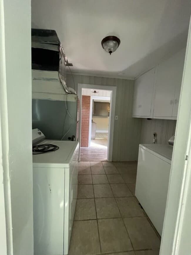 Building Photo - Spacious Corner-Lot Home Near Hwy 127 & Downtown Hickory