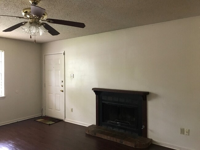 Building Photo - 2/1.5 covered parking, fireplace