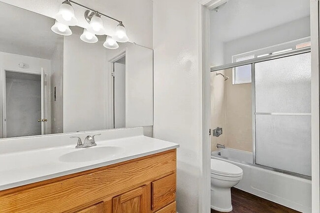 Building Photo - "Chic 1-Bedroom Haven in Santa Ana – 700 Sq Ft of Modern Comfort!"