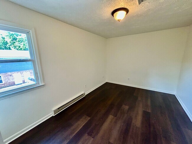 Building Photo - FIRST MONTH HALF OFF - 2 Bedroom in Versailles!