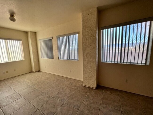 Building Photo - Silver Sands Community Home with fenced Yard 2BR plus bonus area