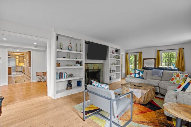 Building Photo - Charming Furnished Estate with Full-Servic...