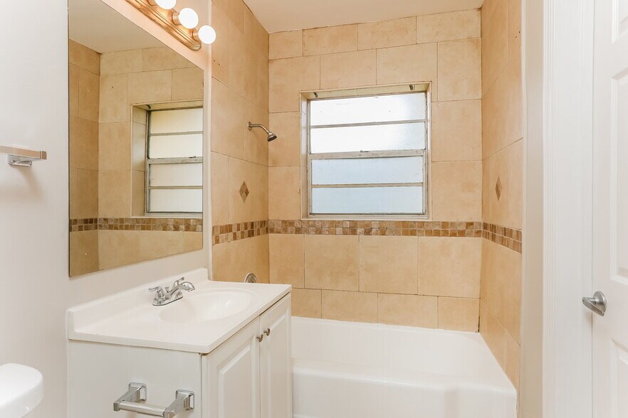 Building Photo - 570 SW 31st Ave