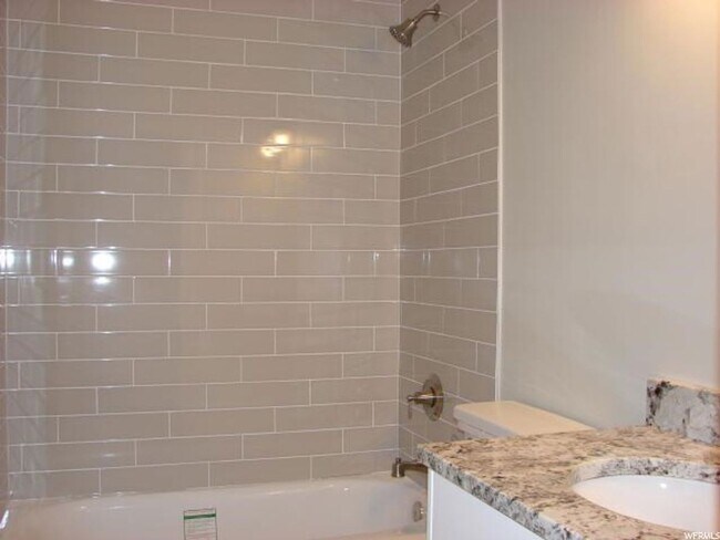 Building Photo - Upmarket Townhouse in Sought After Holladay City