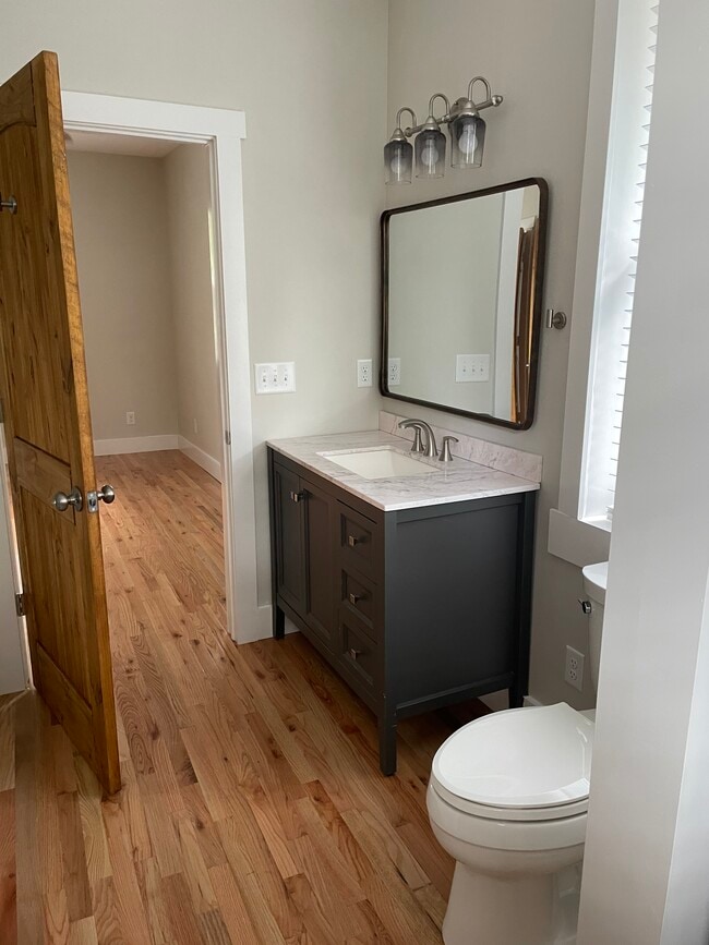 Building Photo - 32 Oak St NE