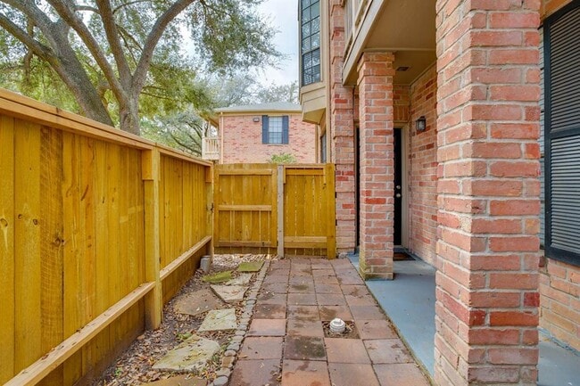 Building Photo - 2255 Braeswood Park Dr