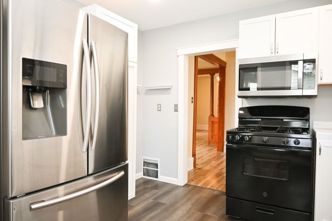 Building Photo - *Deposit Discount* Gorgeous 3 Bed 1 Bath H...