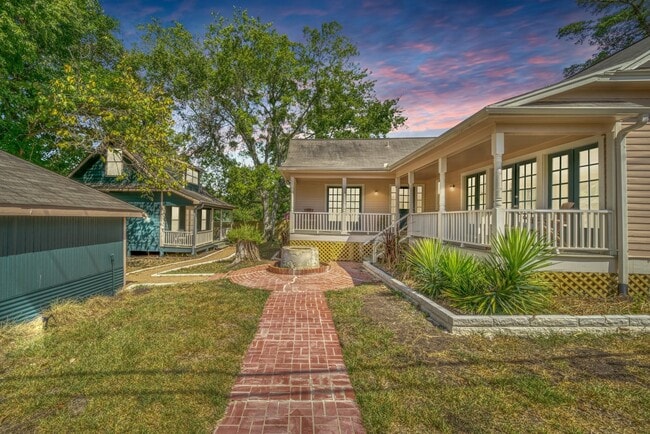 Building Photo - 806 E Main St