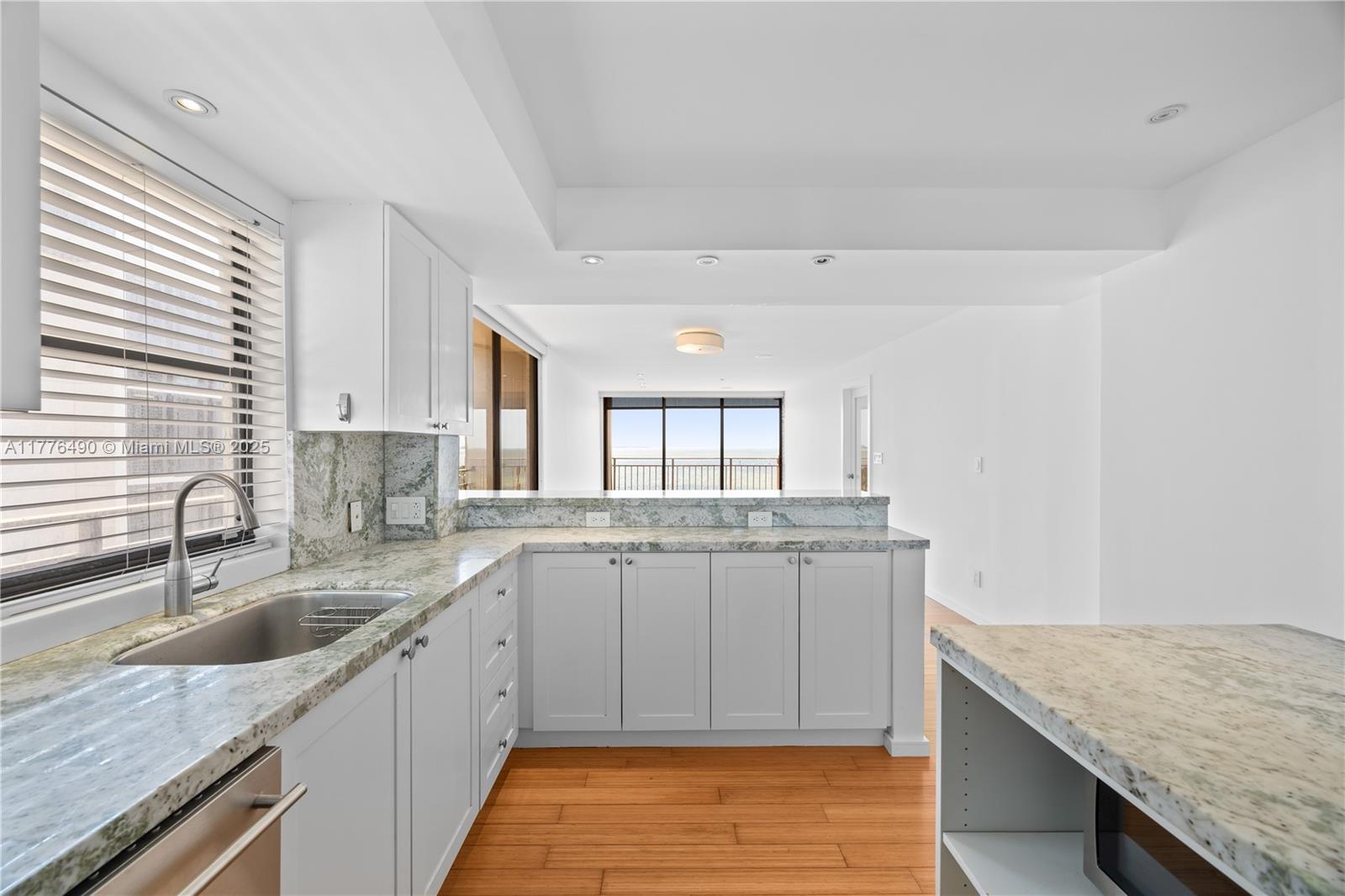 Building Photo - 1632 S Bayshore Ct