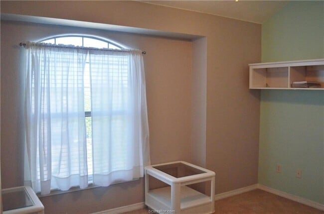 Building Photo - 1000 Spring Loop