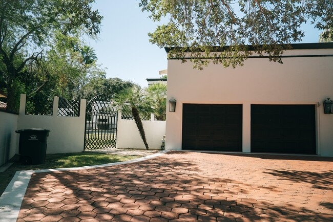 Building Photo - 415 Merlin Rd