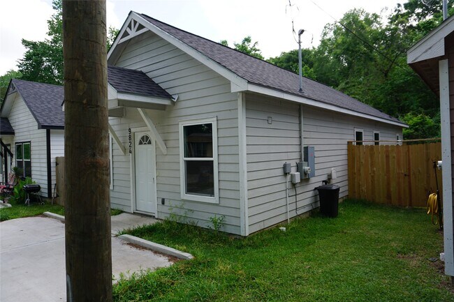 Building Photo - 9824 Arbor Oak