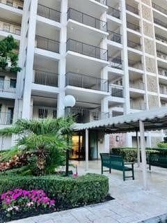 Building Photo - 3150 N Palm Aire Dr