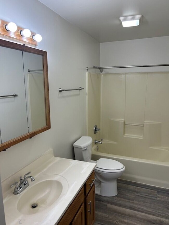 Building Photo - 2 bedroom 1.5 bath TOWNHOUSE with double private balconies and private view of the woods!