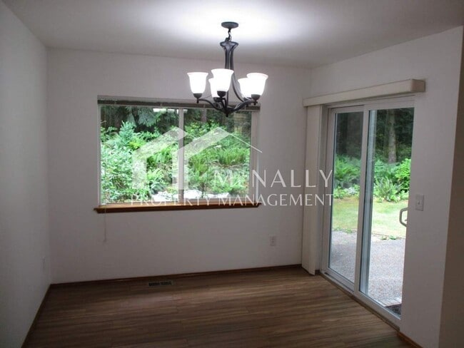 Building Photo - Charming 2 Bedroom 2 Bath Duplex