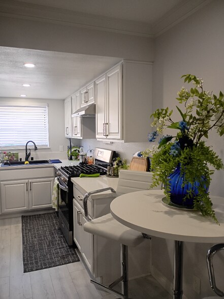 Building Photo - 511 S Monterey St