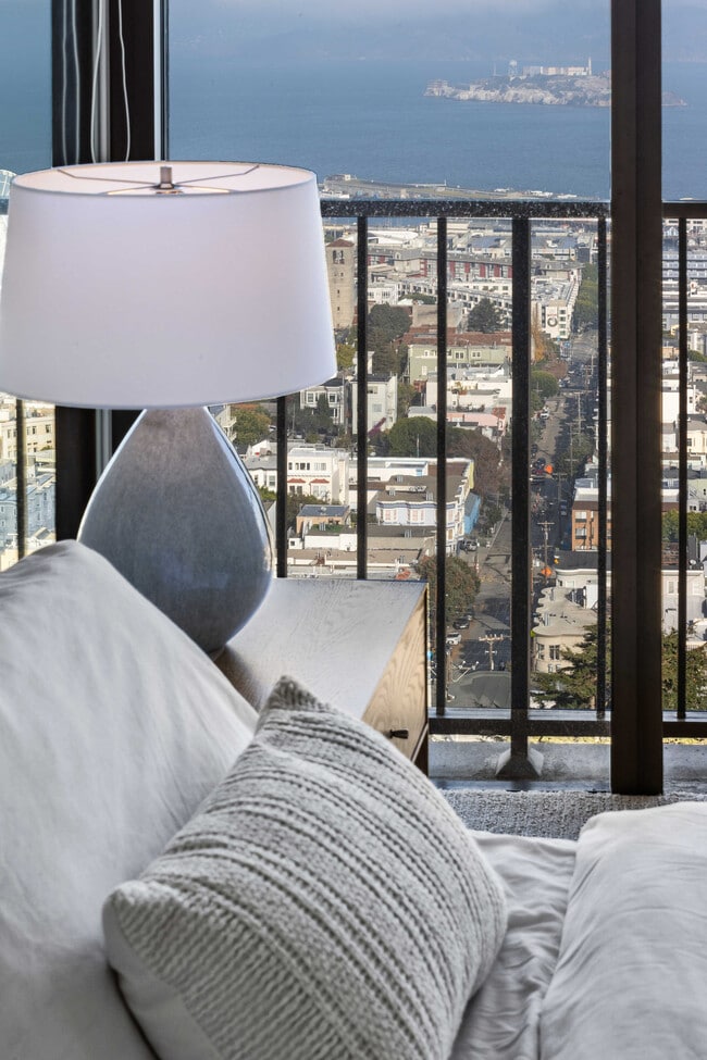 Building Photo - 999 Green St