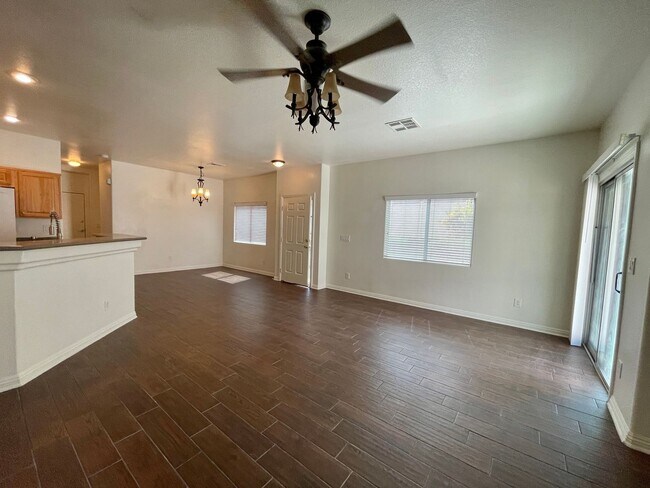 Building Photo - Great Spacious 3 bedroom Townhome Availabl...