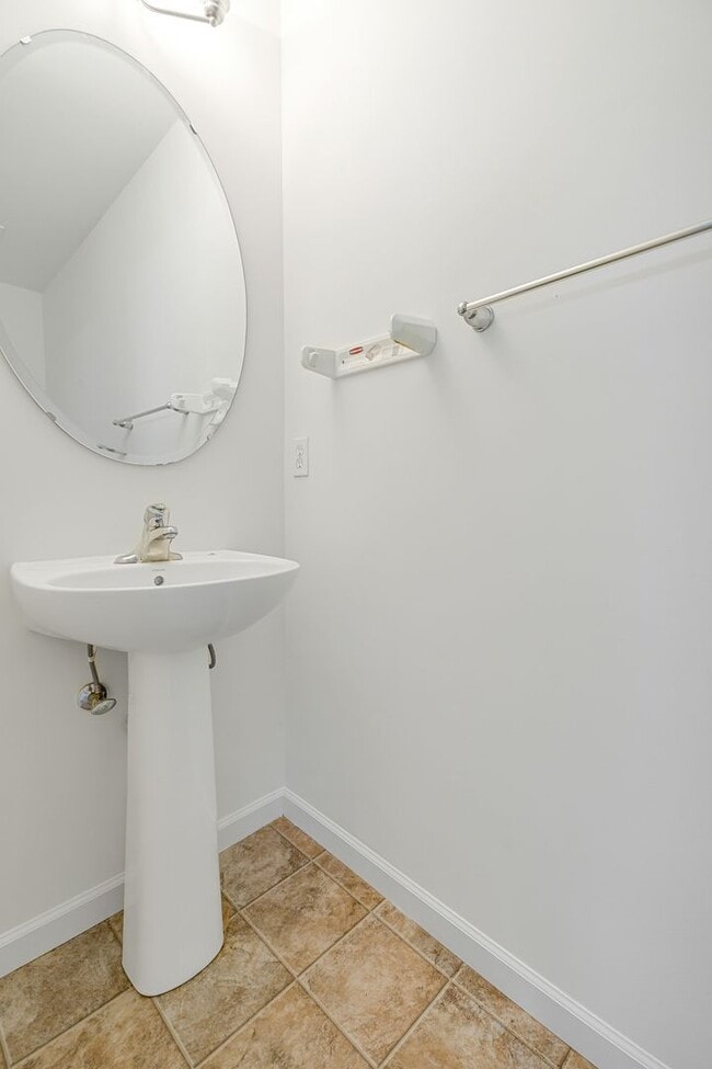 Building Photo - COMING SOON Spacious 4-Bedroom Condo for Rent – Prime Location!