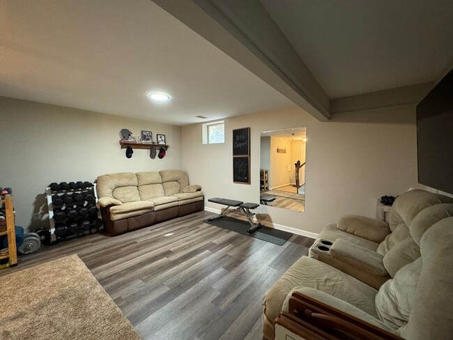 Building Photo - Stunning 4 Bed 3.5 Bath Single Family Home...