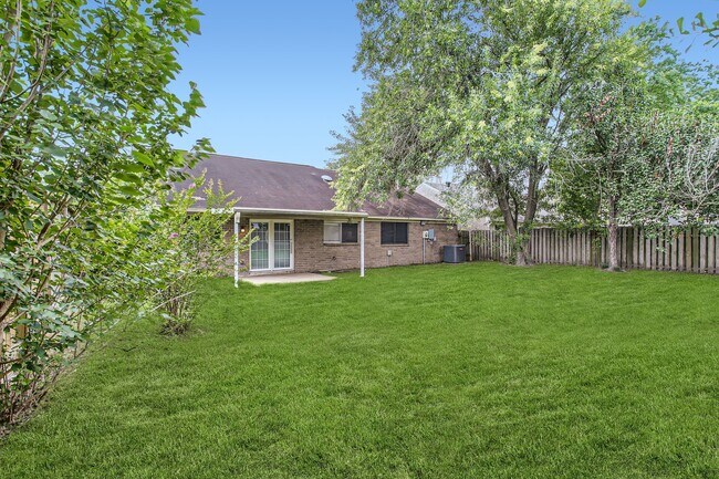 Building Photo - 11910 Yearling Dr