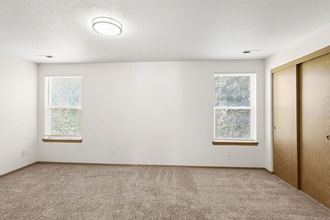 Building Photo - Updated SE Portland Townhome - Near Woodstock