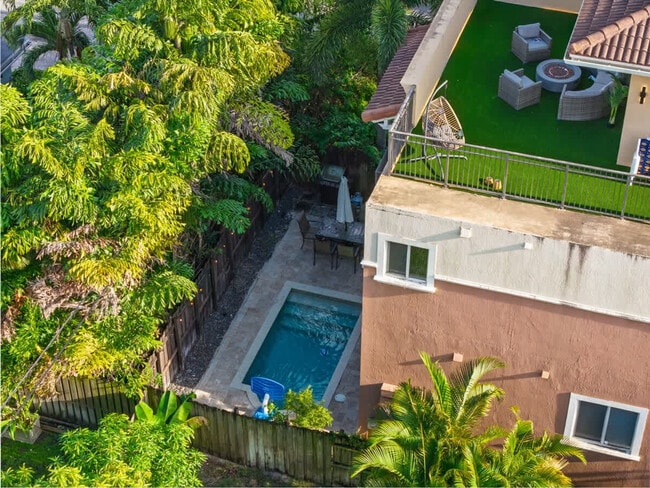 Building Photo - 1705 NE 11th St