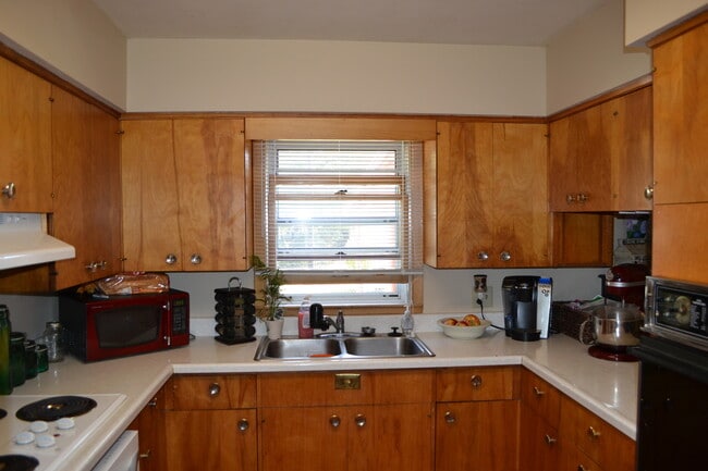 Building Photo - Nice 3-4 Br, 2 Bath Ranch style home, fenced in yard, garage, patio, full basement