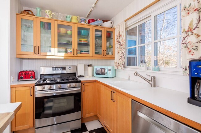 Building Photo - 1137 Springs Fireplace Rd