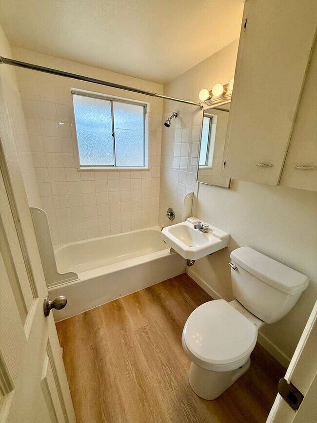 Building Photo - Cozy 2 Bed/1 Bath Duplex Near Lake Loveland!